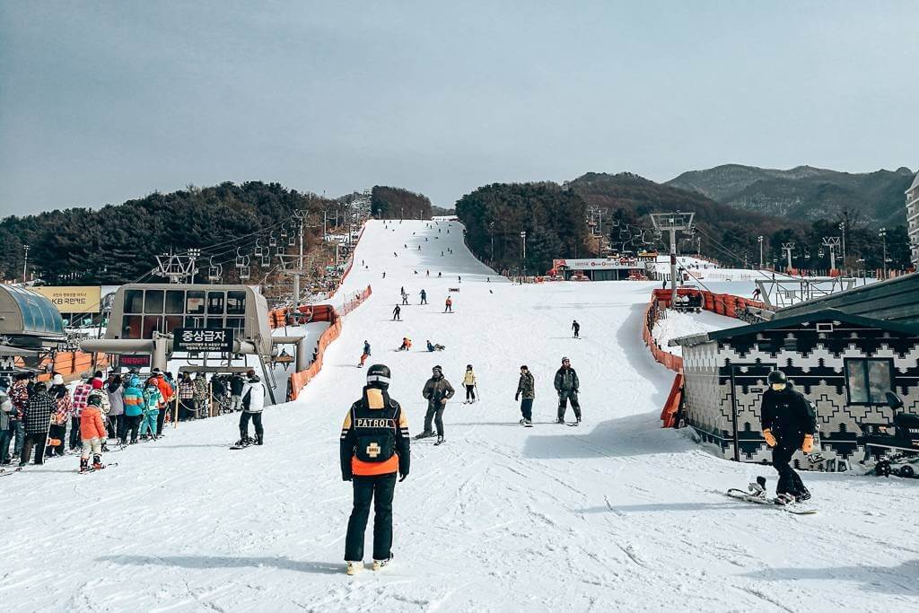 Bears Town Ski Resort is one of the best ski parks near Seoul