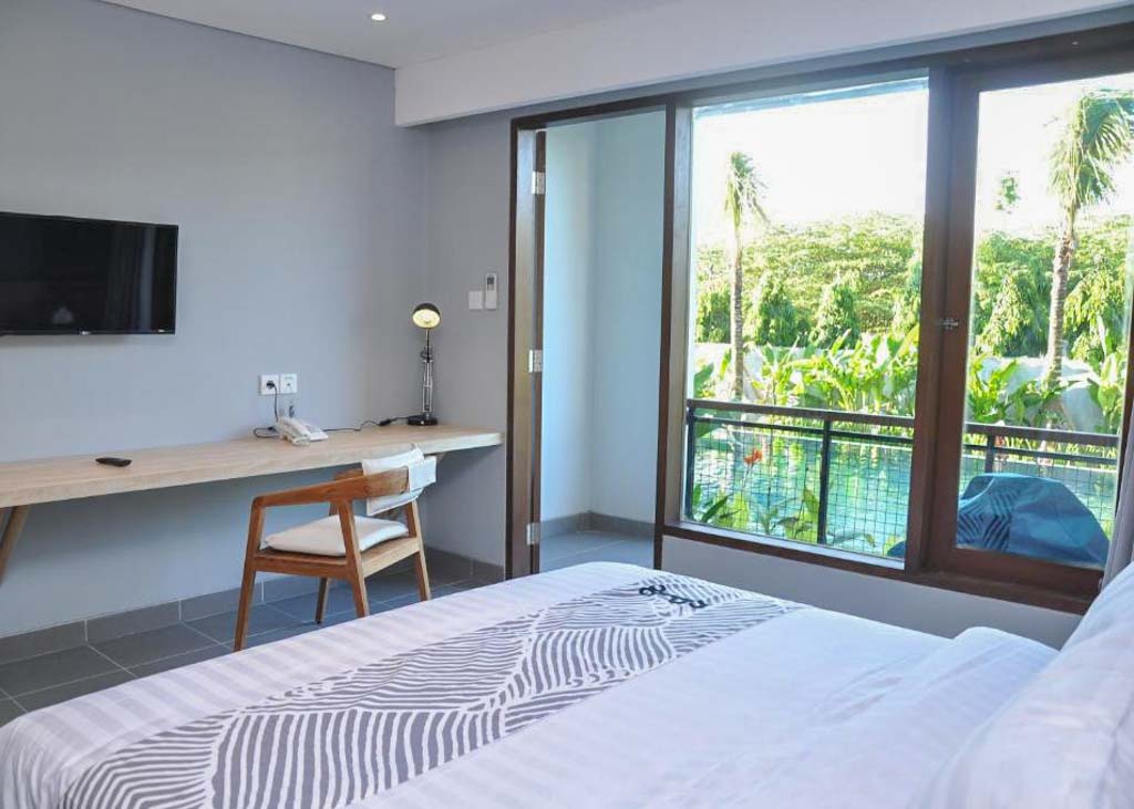 The rooms at Padang Padang Inn overlook the outdoor pool