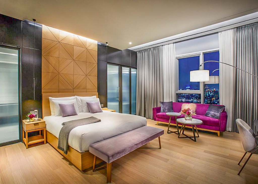 Spacious room with city views and lounge area in Seoul