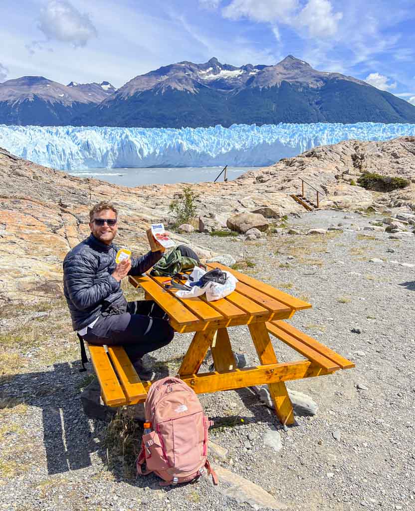 A man having lunch before his Perito Moreno Minitrekking tour