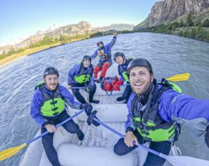 5 people on a river rafting in El Chalten